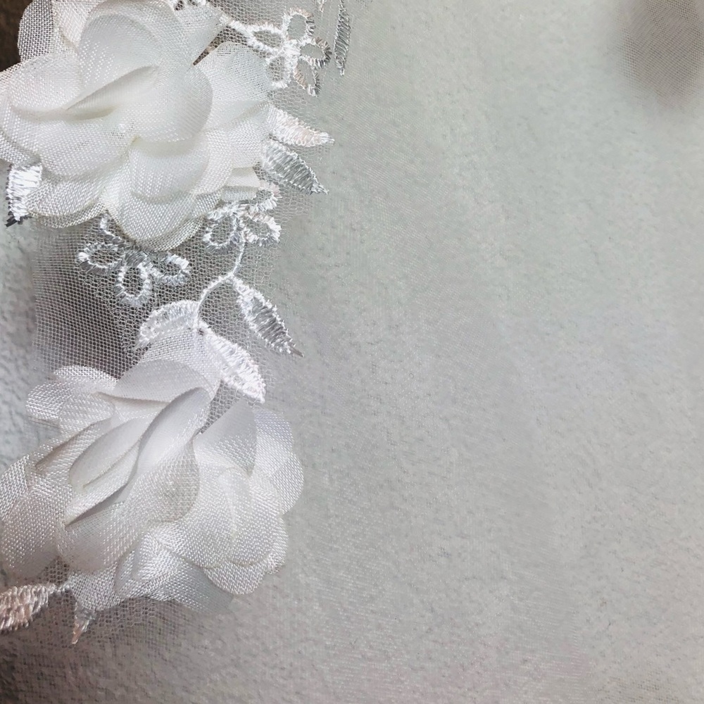 White Floral Long wedding veil, 120 inches long and 70 inches wide. - Picture 6 of 10